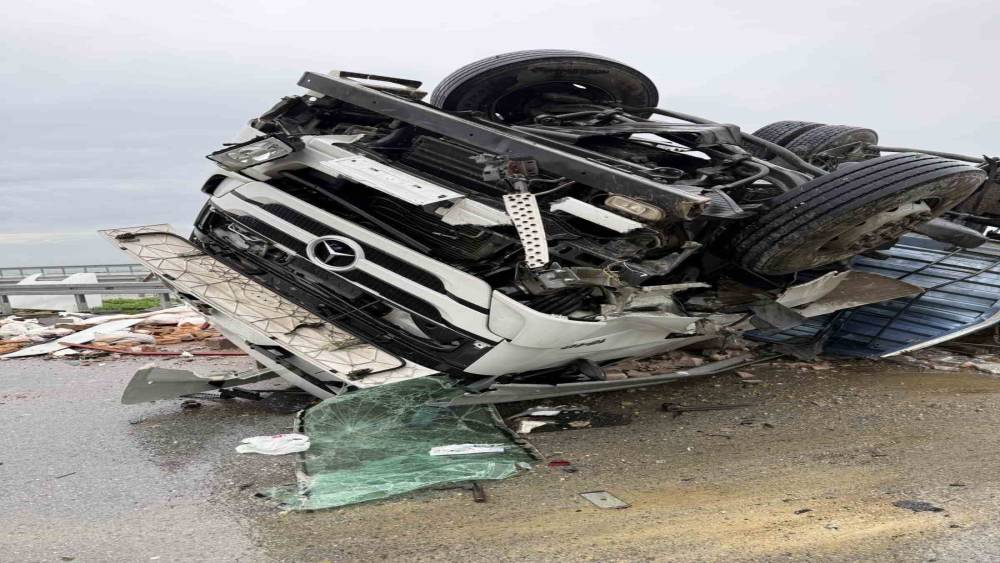 Otoyolda kazaya karışan tır ters d&ouml;nd&uuml;: 1 yaralı
