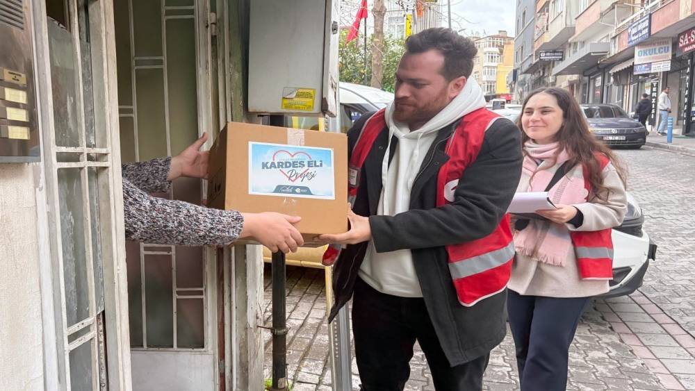 Efeler&rsquo;de vatandaşlara gıda desteği
