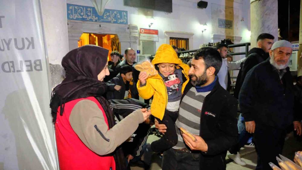 Kuyucak Belediyesi Kadir Gecesi&rsquo;nde vatandaşları unutmadı
