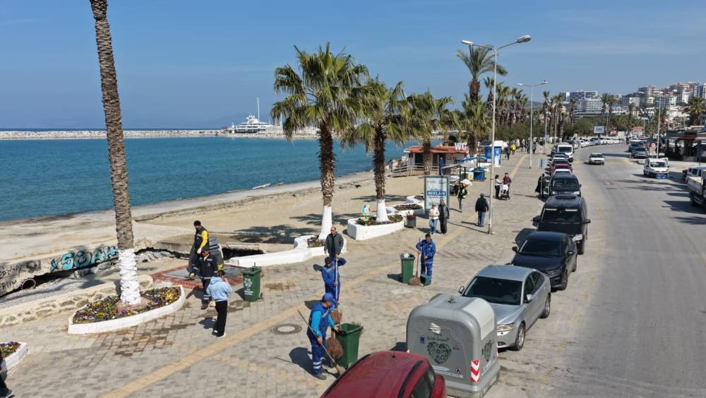 Aydın B&uuml;y&uuml;kşehir&rsquo;den bayram &ouml;ncesi Kuşadası&rsquo;nda &ccedil;evre d&uuml;zenlemesi
