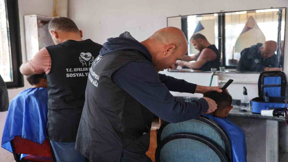 Kocag&uuml;rl&uuml; &ccedil;ocuklara bayram tıraşları Efeler Belediyesi&rsquo;nden
