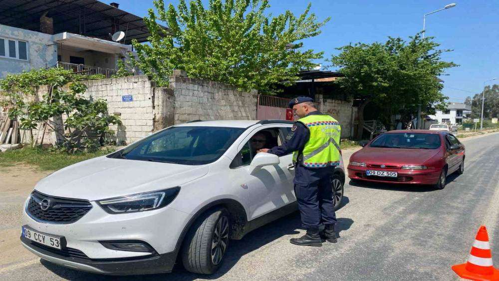 Aydın jandarması bayram tatilinde 12 bin aracı kontrol etti
