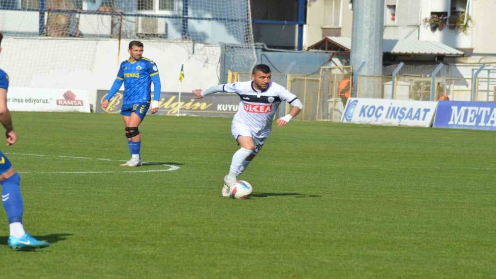 S&ouml;keli futbolcu Taşdemir, yeşil sahalara veda etti
