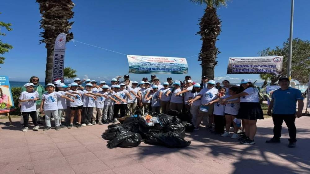 Kuşadası&rsquo;nda &ouml;ğrenciler sahilleri temizledi
