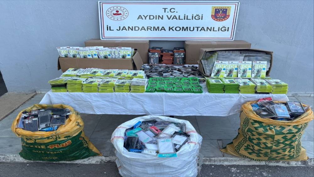 Gümrük kaçağı cep telefonu aksesuarı ele geçirildi
