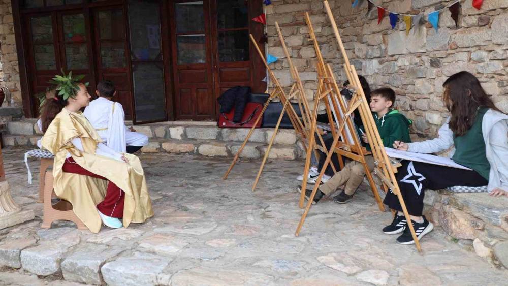 Afrodisias Antik Kenti &ccedil;ocuklar i&ccedil;in a&ccedil;ık hava at&ouml;lyesine d&ouml;n&uuml;şt&uuml;

