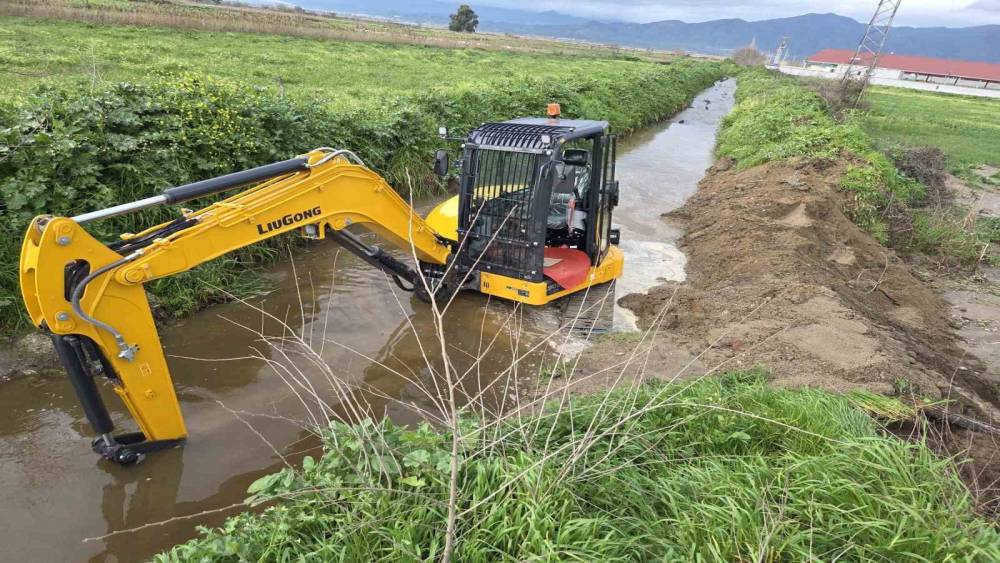 Yenipazar&rsquo;da yağış sonrası yol bakım ve parke &ccedil;alışmaları s&uuml;r&uuml;yor