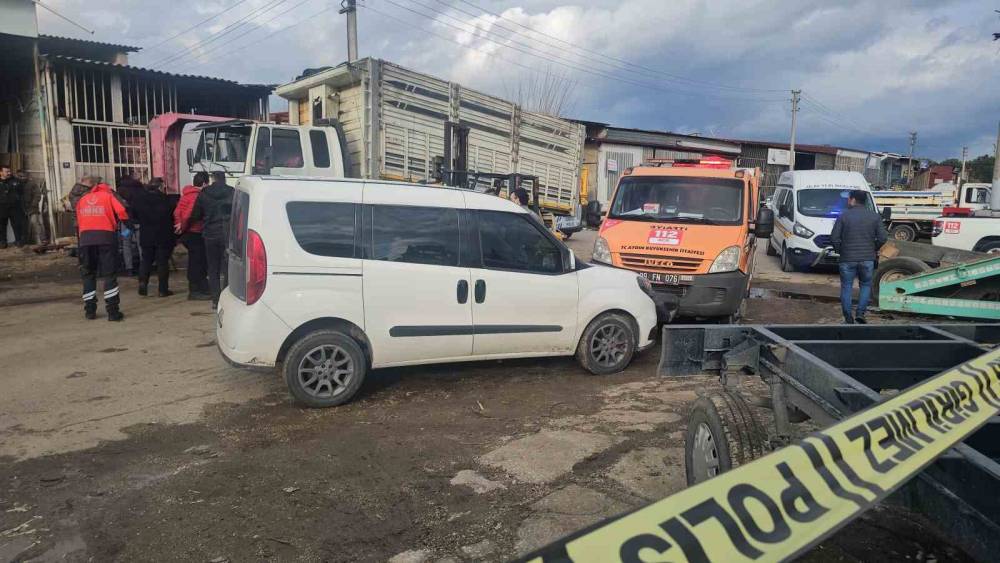 Tamir ettikleri kamyonun kasası &uuml;zerlerine d&uuml;şt&uuml;: 2 &ouml;l&uuml;, 1 yaralı