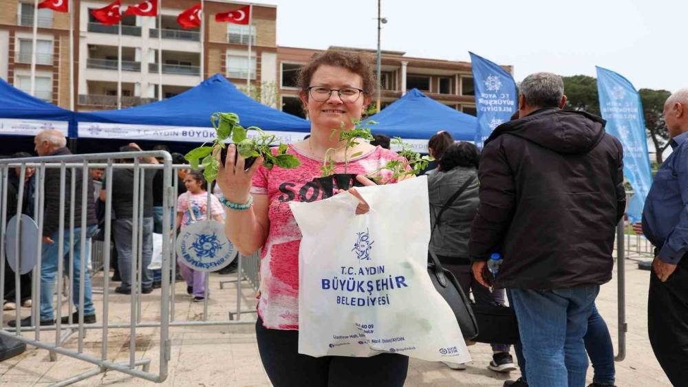Binlerce fide Kuşadası ve İncirliova&rsquo;da vatandaşlarla buluştu
