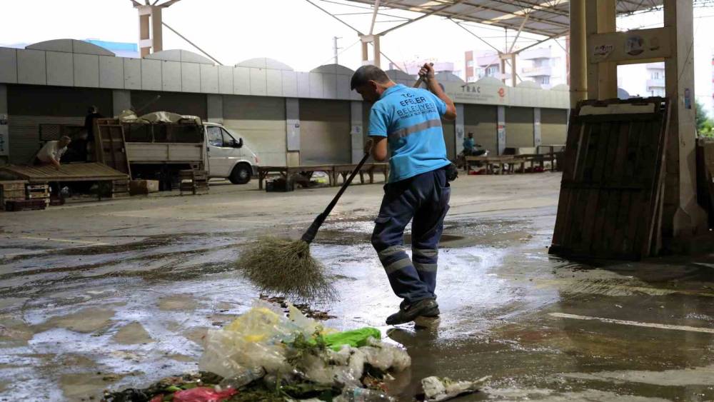 Efeler’in semt pazar alanları temizleniyor