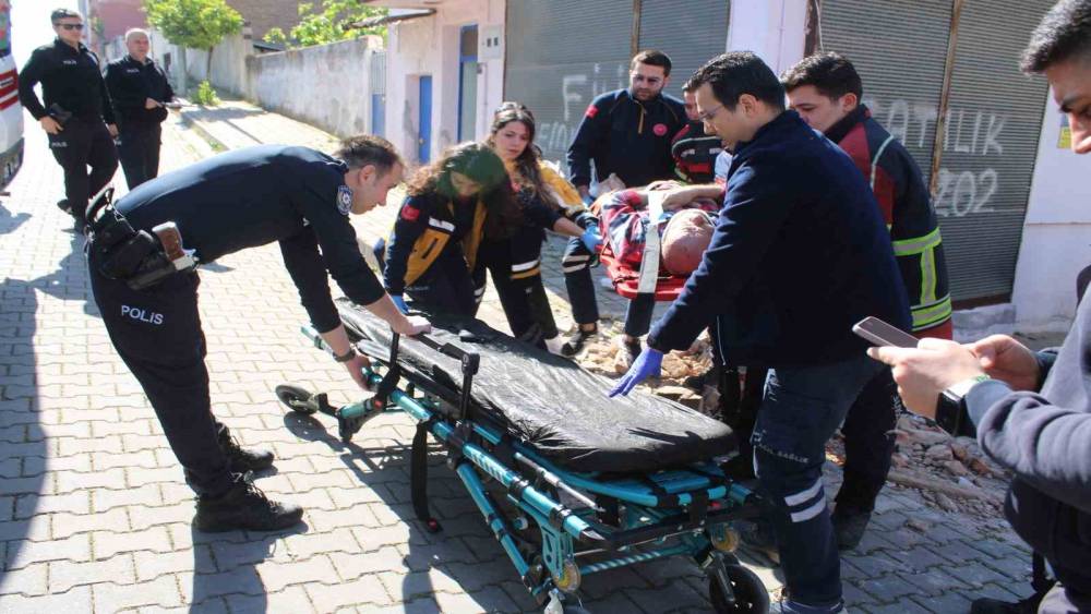 &Ccedil;&ouml;ken balkondan zemine d&uuml;şen engelli gen&ccedil; sevenlerini &uuml;zd&uuml;
