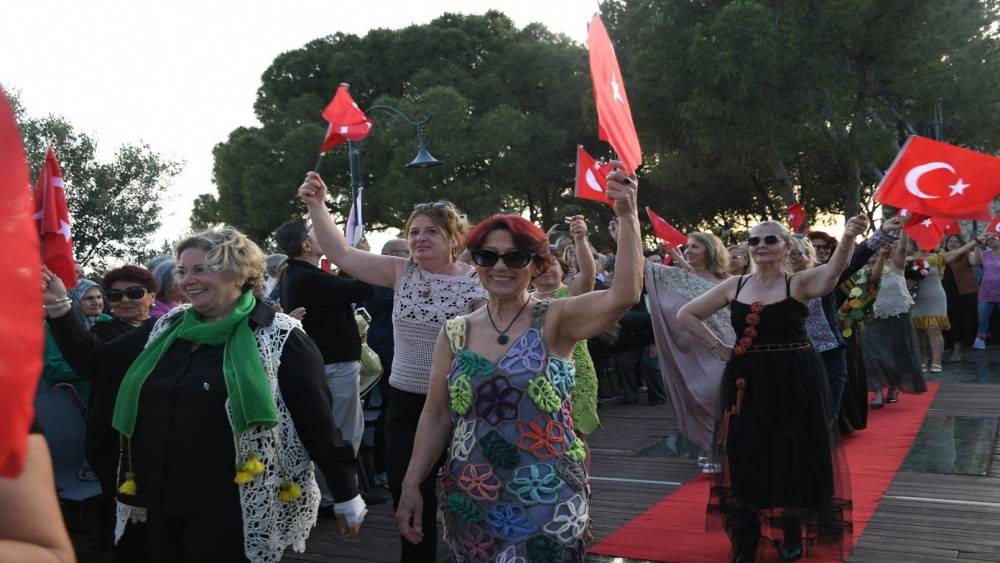 Kadın emeği tarihi G&uuml;vercinada Kalesi&rsquo;nde podyuma &ccedil;ıktı

