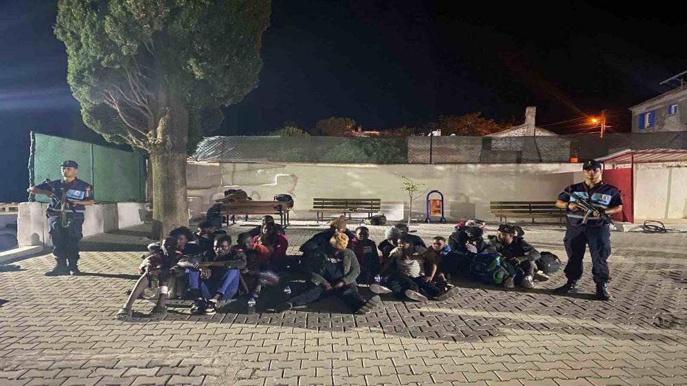 ZEYTİNLİKTEKİ 32 DÜZENSİZ GÖÇMEN YAKALANDI 