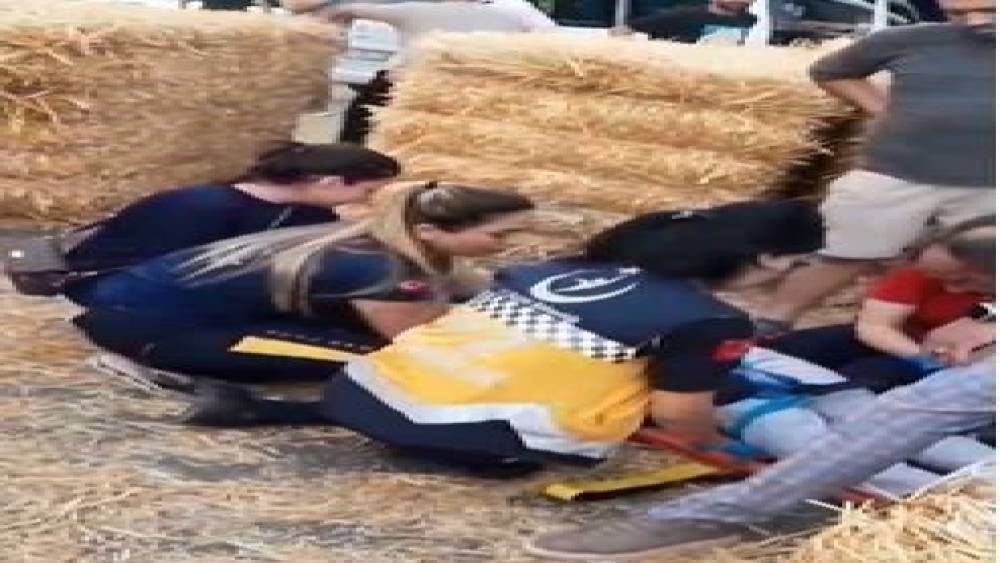 Aydın&rsquo;da ilgin&ccedil; kaza: Trakt&ouml;r&uuml;n r&ouml;morkundan yol kenarındaki adamın &uuml;zerine balya d&uuml;şt&uuml;
