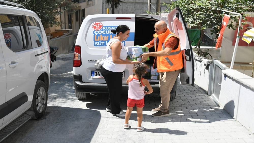 Kuşadası&rsquo;nda ihtiya&ccedil; sahibi &ccedil;ocuklara s&uuml;t desteği
