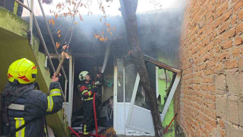 Elektrikli battaniye evi k&uuml;le &ccedil;evirdi, yaşlı adam son anda kurtuldu
