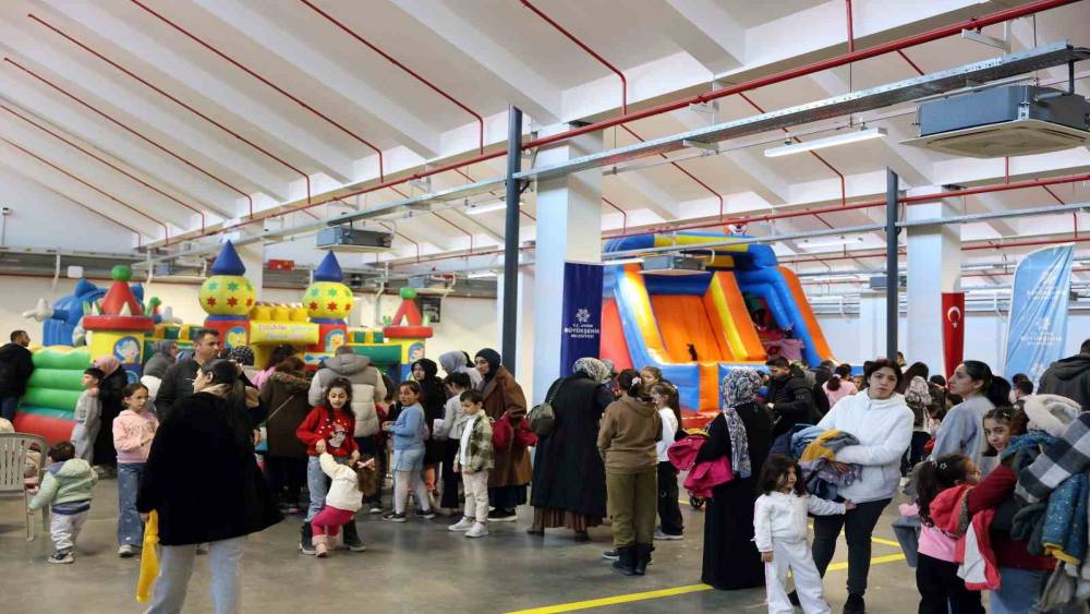 Başkan &Ccedil;er&ccedil;ioğlu&rsquo;ndan &ccedil;ocuklara karne hediyesi
