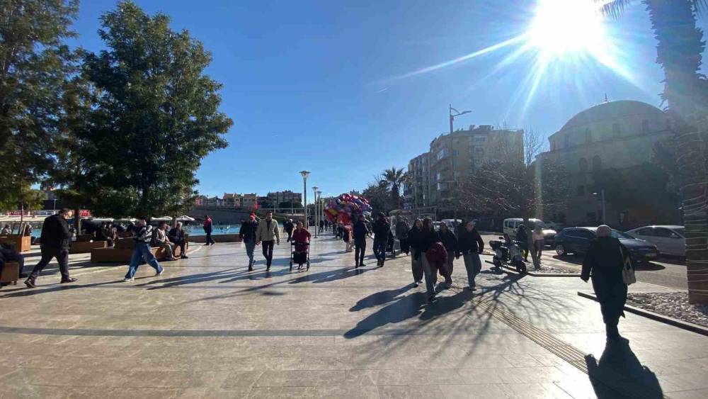 Aydın&rsquo;da g&uuml;neş y&uuml;z&uuml;n&uuml; g&ouml;sterdi, &ccedil;arşıya bahar havası geldi