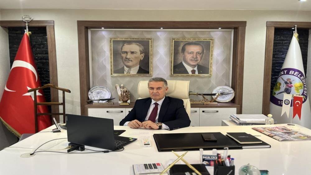 Başkan Erol: "Bayramlar, g&ouml;n&uuml;llerin birleştiği, kırgınlıkların unutulduğu en &ouml;zel zamanlardır"
