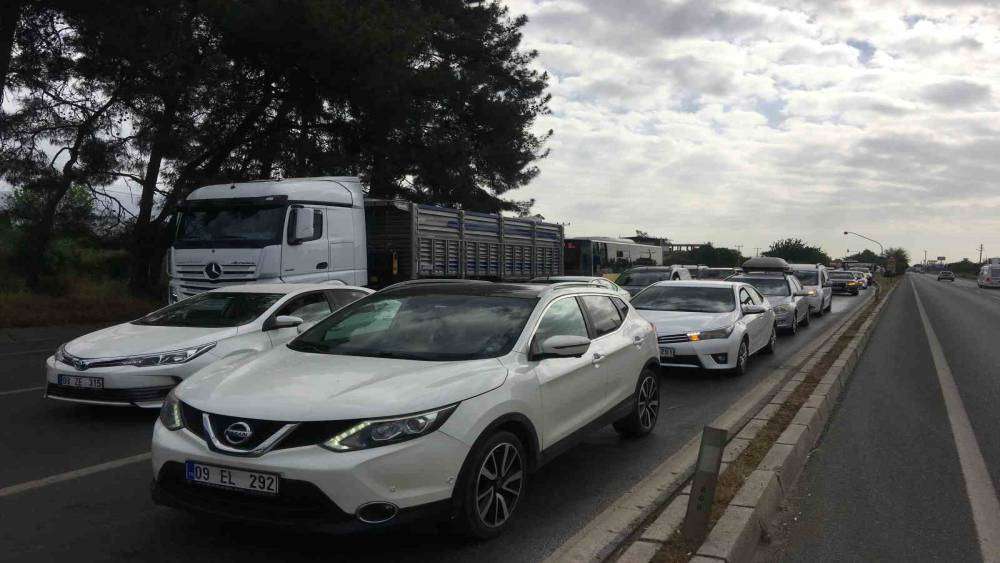 Otoyola girişler kapanınca trafik kitlendi
