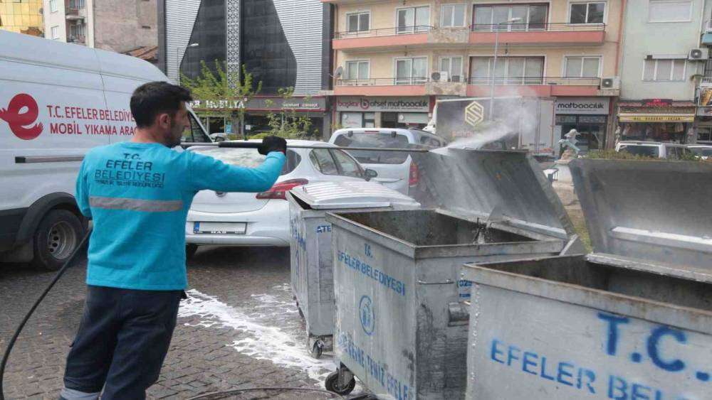 Efeler Belediyesi çöp konteynerlerini yıkayıp dezenfekte ediyor