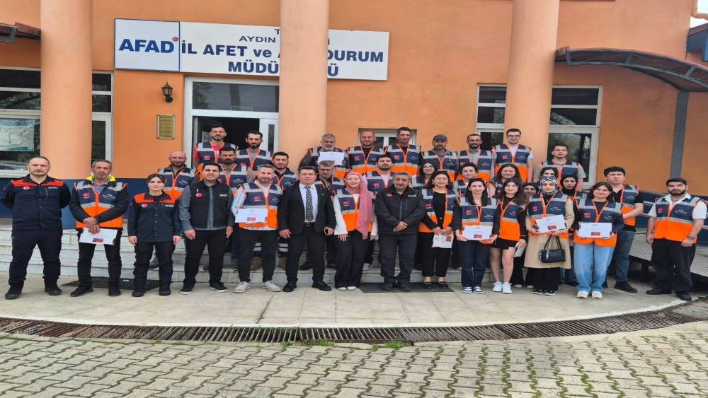 AFAD g&ouml;n&uuml;ll&uuml;lerine sertifika ve kimlikleri teslim edildi