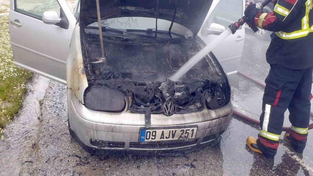 Seyir halindeki otomobil alev aldı

