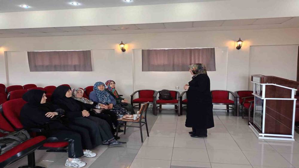 &Ccedil;ine&rsquo;de hacı adaylarına y&ouml;nelik bilgilendirme semineri
