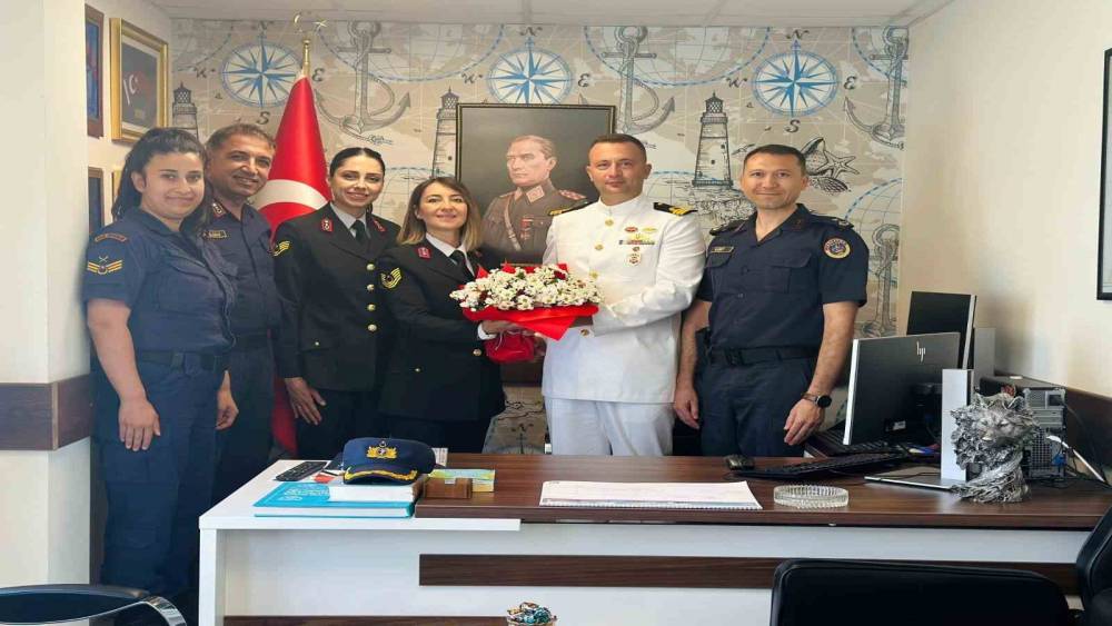Aydın İl Jandarma Komutanlığı’ndan ’çiçekli’ kutlama
