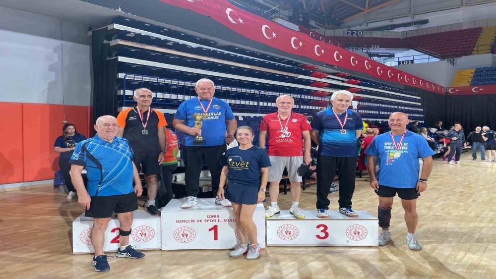 S&ouml;ke Belediyespor&rsquo;un başarılı antren&ouml;r&uuml; Aydın, raketi ile de yıllara meydan okuyor