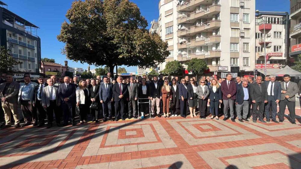 T&Uuml;RKİYE&rsquo;NİN İLK KADIN MUHTARI G&Uuml;L ESİN MEZARI BAŞINDA ANILDI
