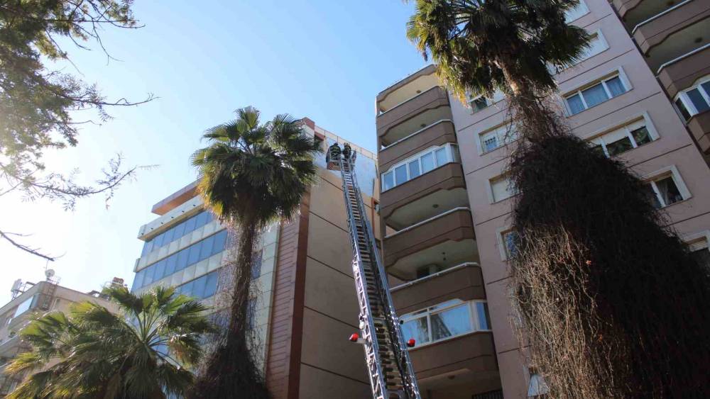 R&uuml;zgar binanın cephesini s&ouml;kt&uuml;, facia kıl payı atlatıldı