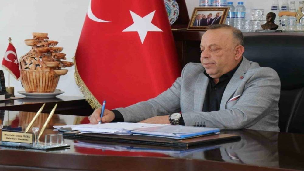 Başkan &Ouml;zel: "Bayrağımıza uzanan el milletimize uzanan eldir"
