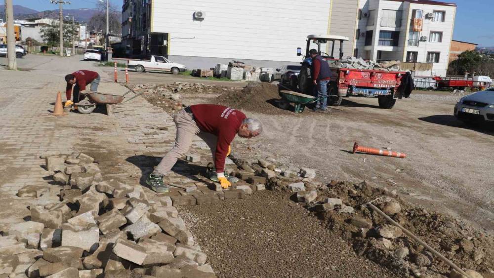 Nazilli&rsquo;de yol seferberliği, bozulan parkeler yenileniyor