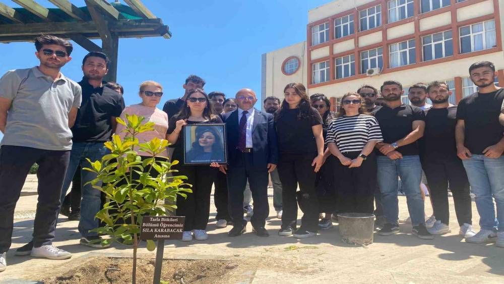 Trafik kazasında hayatını kaybeden öğrenciler için fidan diktiler