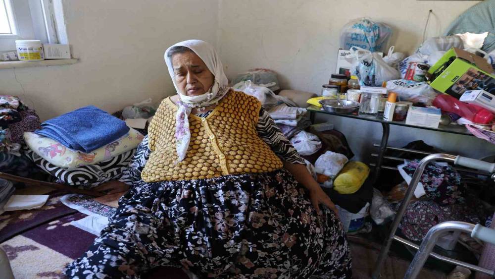Her ge&ccedil;en g&uuml;n karnı b&uuml;y&uuml;yen &ccedil;aresiz kadın 170 kiloya ulaştı