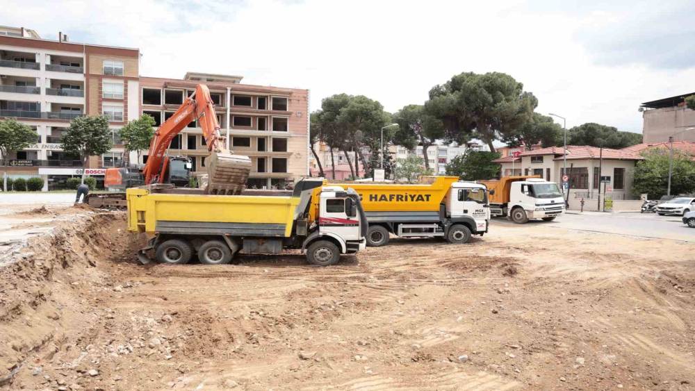 İncirliova&rsquo;nın Yeni Meydan Projesi&rsquo;nde ilk kazma vuruldu
