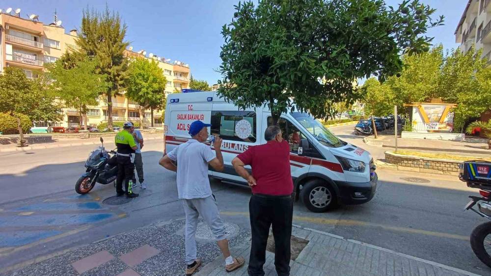 İki motosiklet kafa kafaya &ccedil;arpıştı: 2 yaralı

