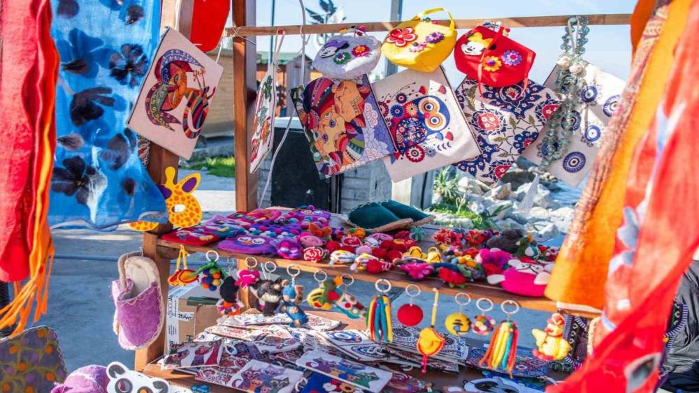 Kuşadası&rsquo;nda kurulan yılbaşı pazarı rengarenk g&ouml;r&uuml;n&uuml;m&uuml;yle ilgi odağı oldu