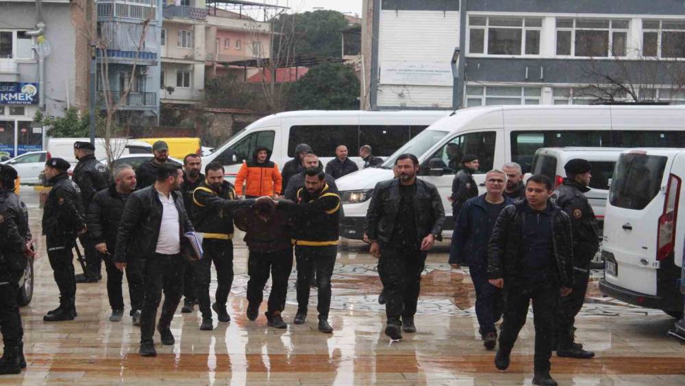 &Ccedil;AKALOĞLU CİNAYETİNİN Ş&Uuml;PHELİSİ ADLİYEYE SEVK EDİLDİ