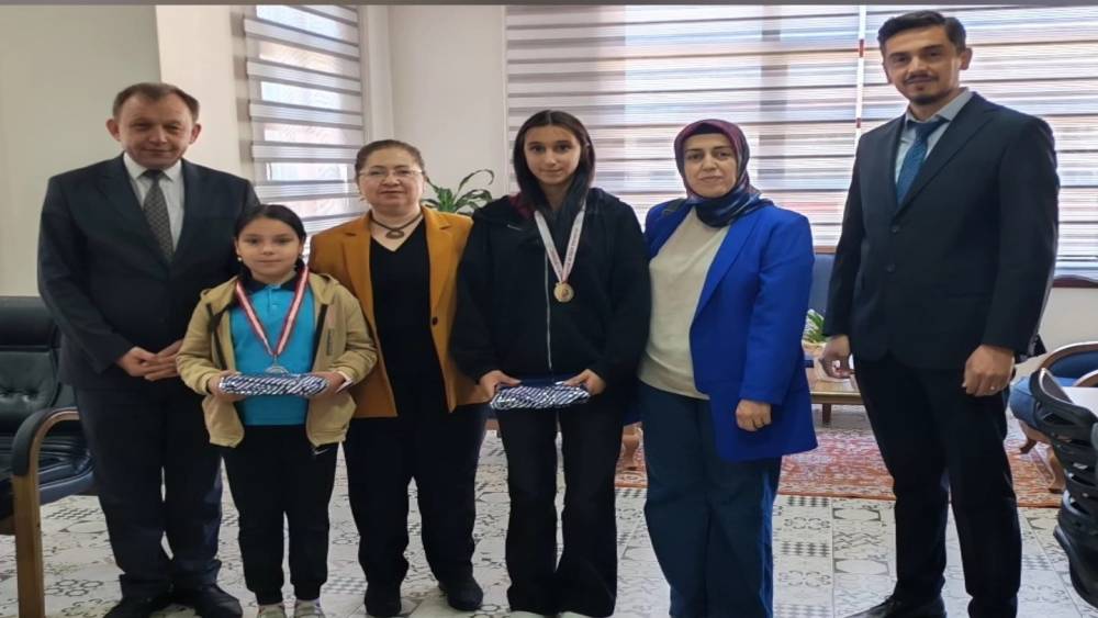 Kaymakam Doğru, başarılı &ouml;ğrencileri makamında ağırladı
