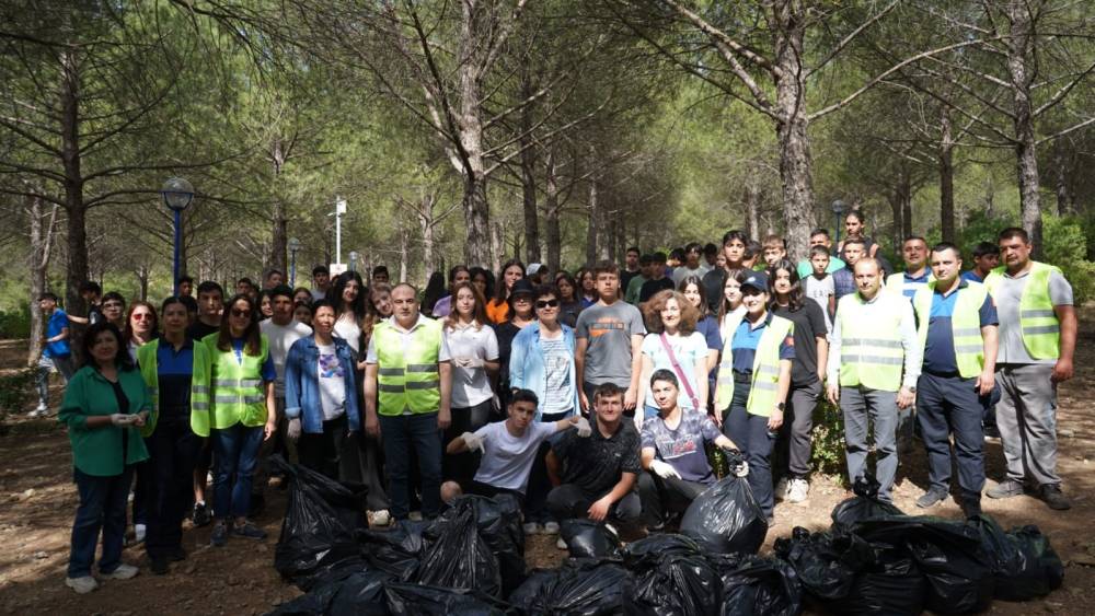 Ula Belediyesi, farkındalık için öğrencilerle çöp topladı

