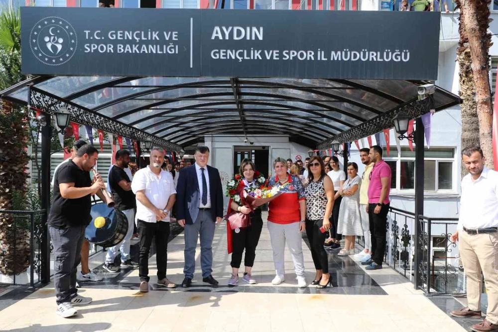 Milli Sporcu Burcu, memleketi Aydın’da çiçeklerle karşılandı