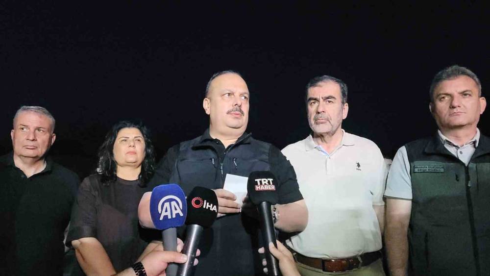 GECE GÖRÜŞLÜ HELİKOPTERLER GECE BOYUNCA YANGINA MÜDAHALE EDECEK