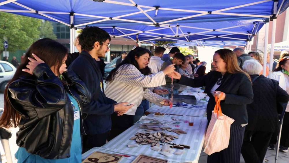 Hastanede tedavi g&ouml;ren &ccedil;ocuklar i&ccedil;in destek oldular
