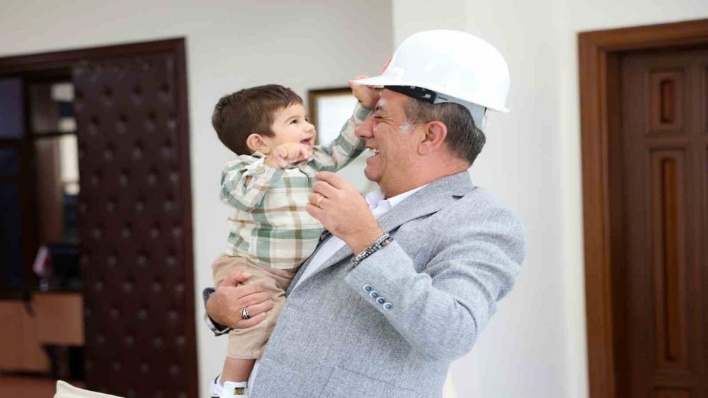 Başkan Yetişkin, sağlığına kavuşan minik Teoman&rsquo;ı ağırladı
