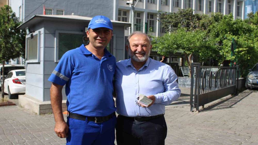 Bulduğu para dolu poşeti, hiç düşünmeden sahibine teslim etti
