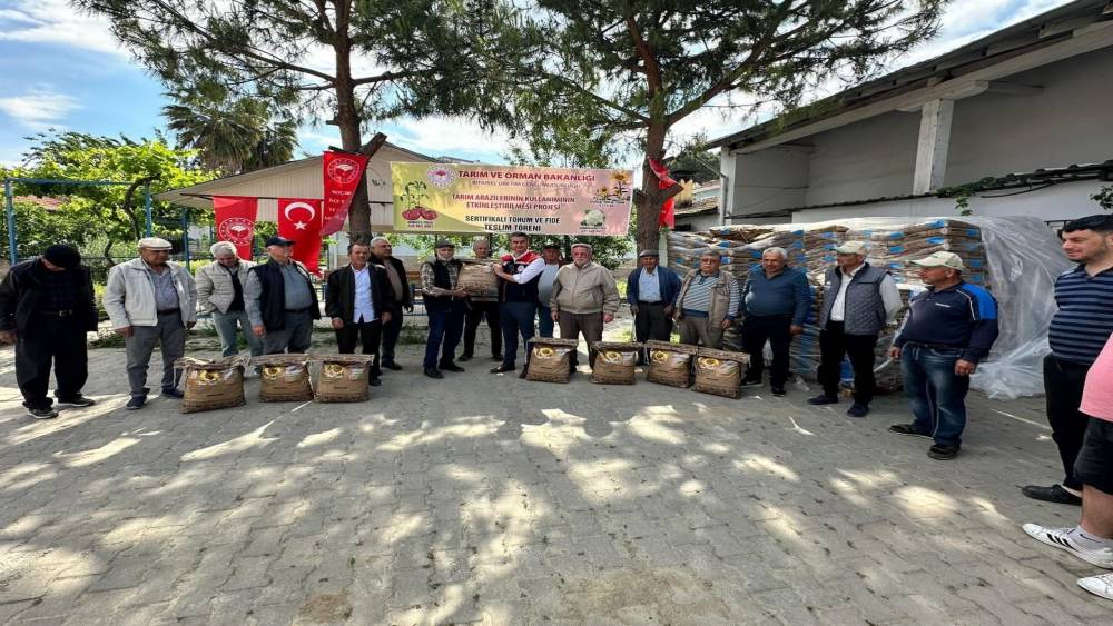 Ko&ccedil;arlı&rsquo;da 3 bin kilo ay&ccedil;i&ccedil;eği tohumu &uuml;reticilere dağıtıldı
