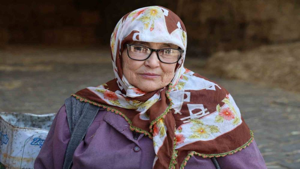 Dursun nine doktor tavsiyesi ile çalışıyor
