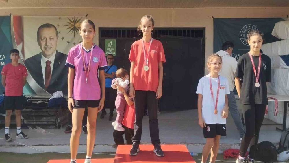Aydınlı 4 &ouml;ğrenci atletizmde b&ouml;lge yarışlarına katılacak
